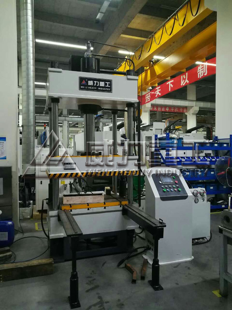 带可移动工作台汽车内饰件液压机