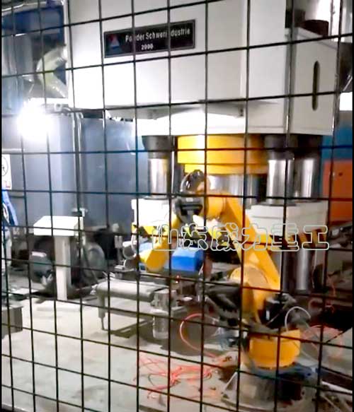 2000吨耐火砖成型液压机客户生产现场
