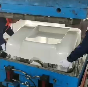 SMC引擎盖模压成型现场