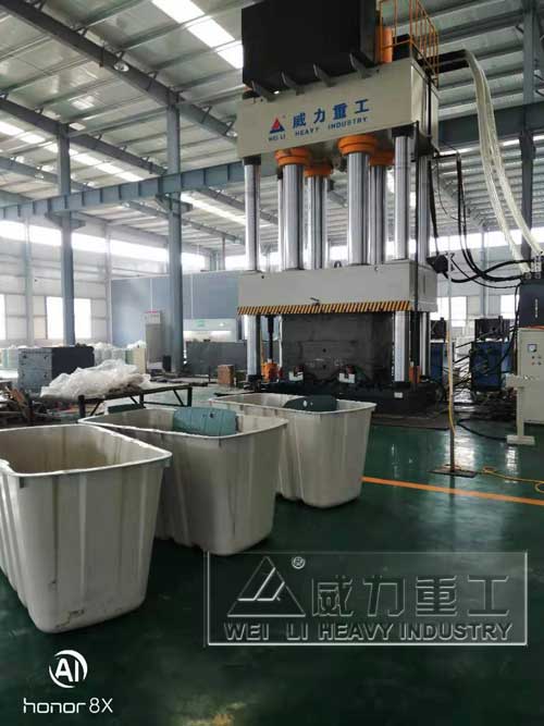 2000吨玻璃钢净水槽液压机压制现场