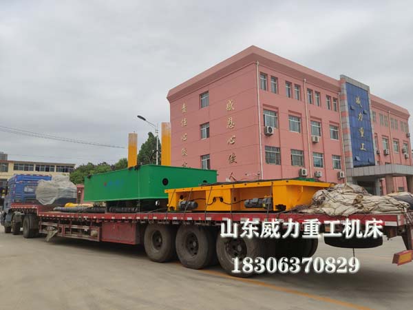 汽车内饰件成型液压机发货现场图