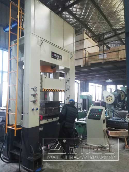 YW34-200T框架式液压机