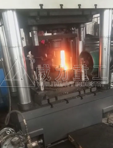 凿岩钎具热锻现场图