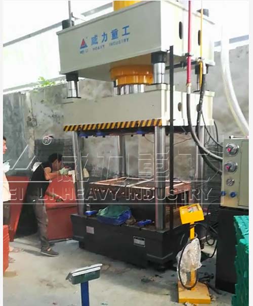 河南新乡漏粪板液压机使用现场