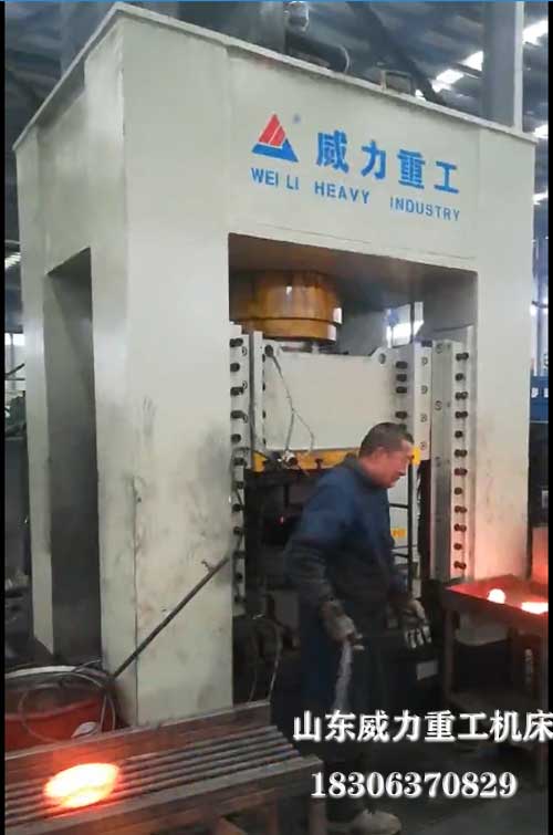 500吨框架式热锻液压机客户现场图