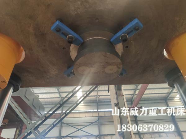 铁粉成型液压机上模安装图