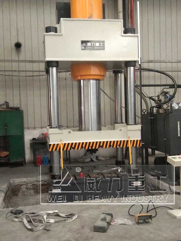 630吨四柱式耐火材料制品成型液压机
