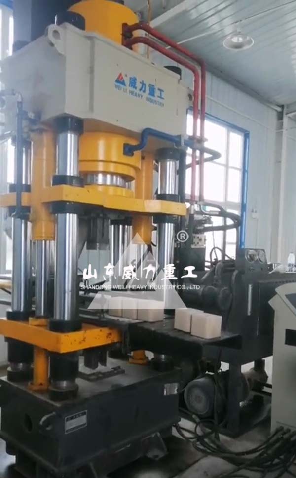 315吨全自动粉末成型液压机客户现场图