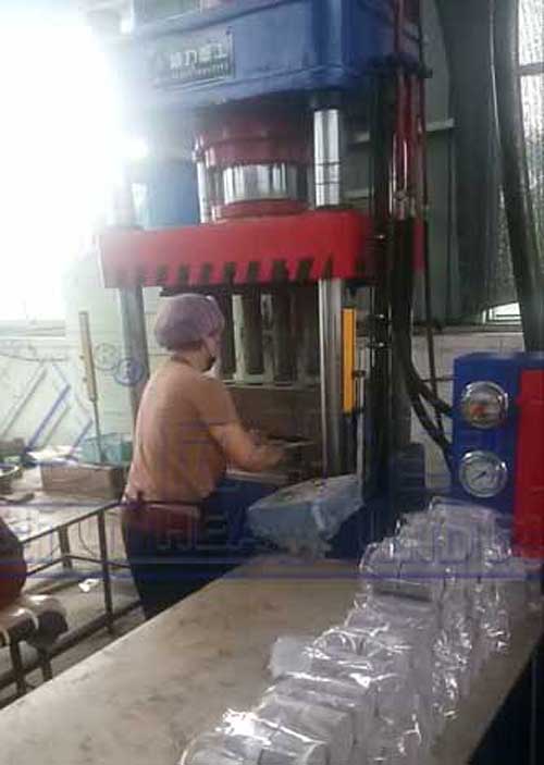 铁剂粉末压块机客户使用现场图
