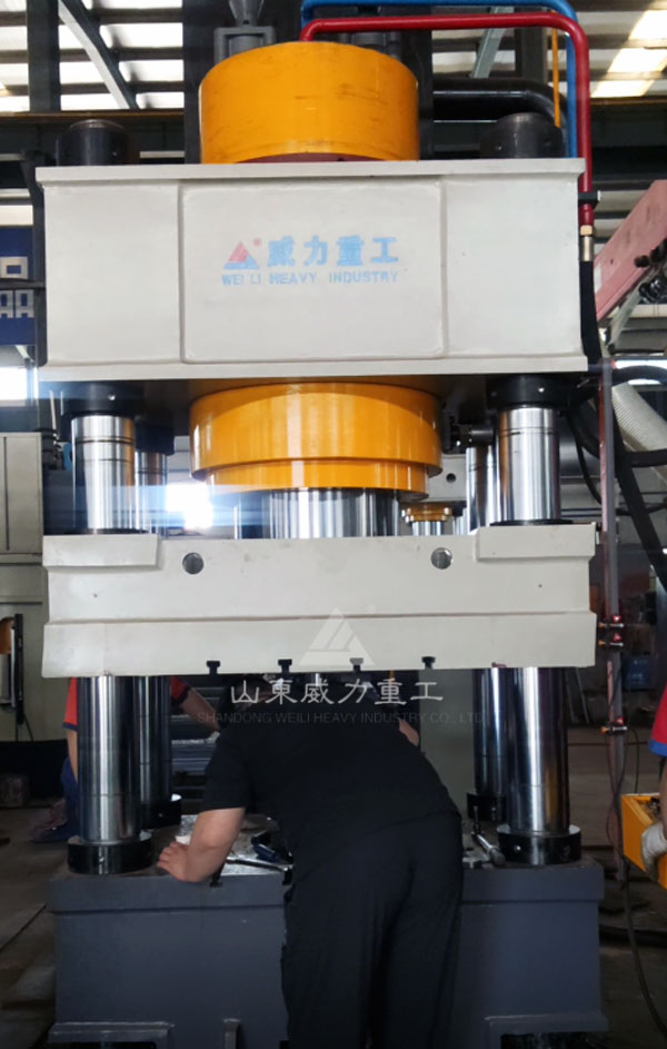 将石墨粉末加入液压机模具腔中